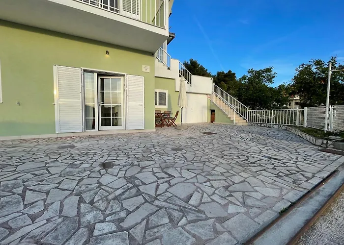 Seaview Apartments